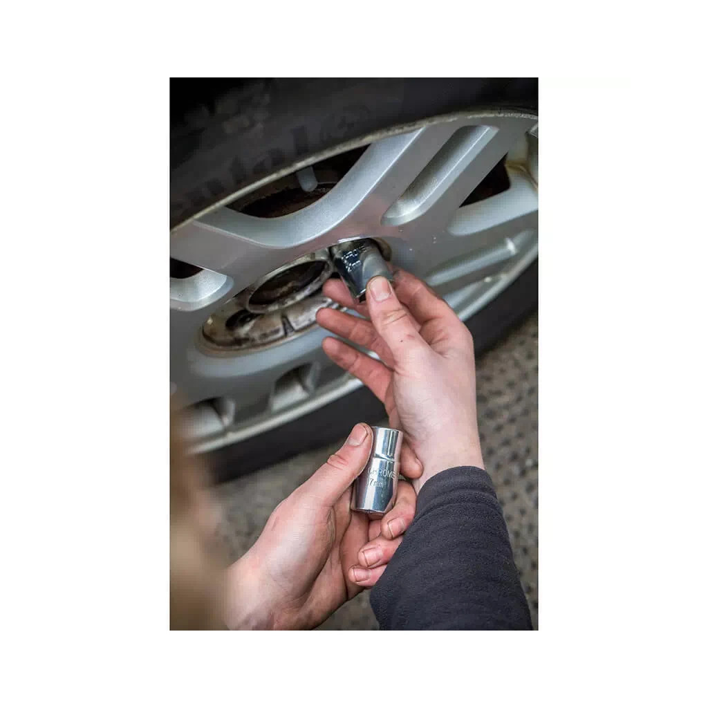 Ключ Stanley телескопічний для заміни коліс, головки 17/19 мм та 21/23 мм. (STHT80890-0) - фото 4 Ключ Stanley телескопічний для заміни коліс, головки 17/19 мм та 21/23 мм. (STHT80890-0) - фото 4