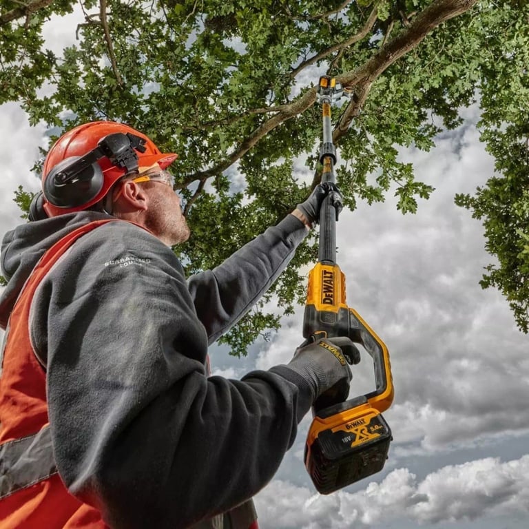 Ланцюгова пила DeWALT висоторіз 18V, довжина шини 20 см, ланцюг OREGON 3/8, (без АКБ та ЗП) (DCMPS567N) - фото 4