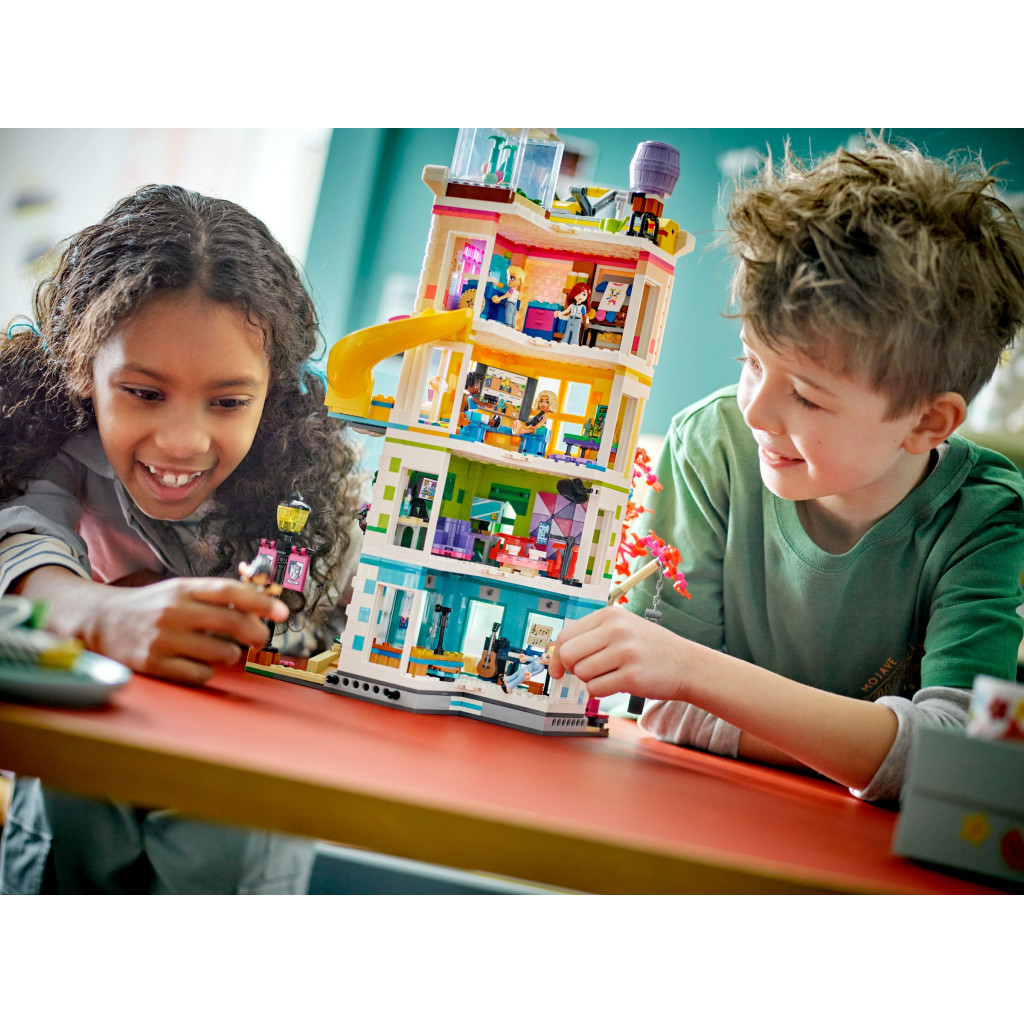 Конструктор LEGO Friends Хартлейк-Сіті. Громадський центр 1513 деталей (41748) - фото 11 Конструктор LEGO Friends Хартлейк-Сіті. Громадський центр 1513 деталей (41748) - фото 11