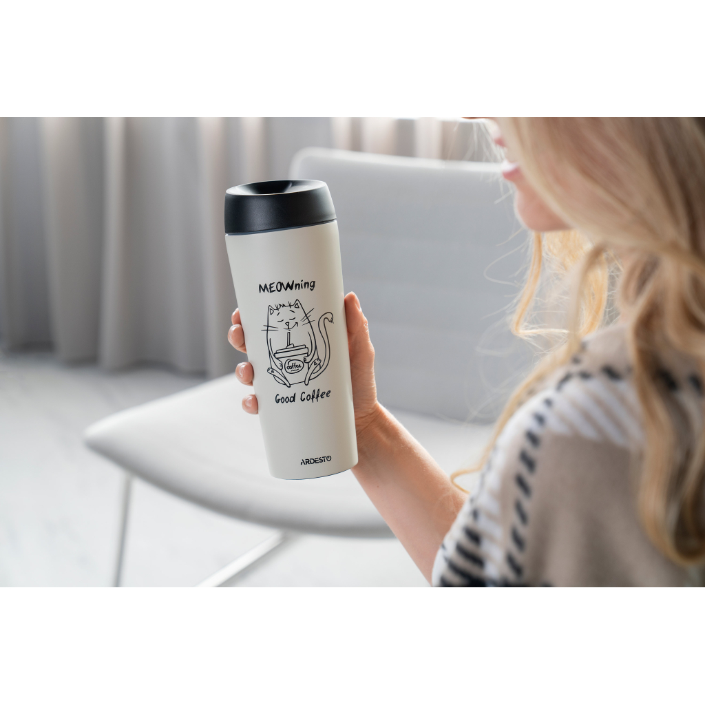 Термокружка Ardesto Coffee Тime Meowning 450 мл Бежева (AR2645WC) - фото 2 Термокружка Ardesto Coffee Тime Meowning 450 мл Бежева (AR2645WC) - фото 2