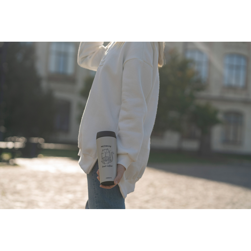 Термокружка Ardesto Coffee Тime Meowning 450 мл Бежева (AR2645WC) - фото 3 Термокружка Ardesto Coffee Тime Meowning 450 мл Бежева (AR2645WC) - фото 3