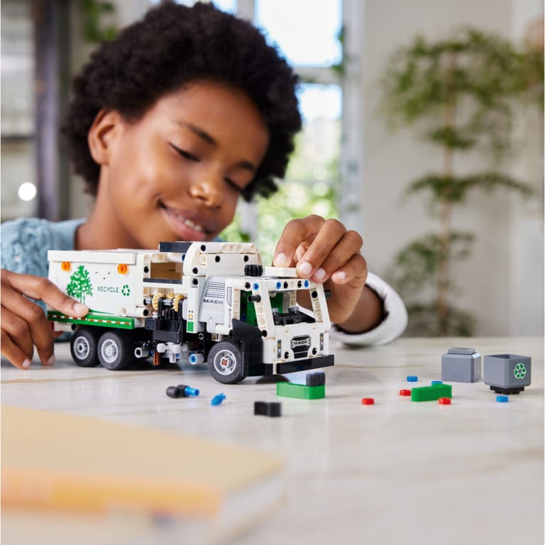 Конструктор LEGO Technic Сміттєвоз Mack LR Electric 503 деталей (42167) - фото 9
