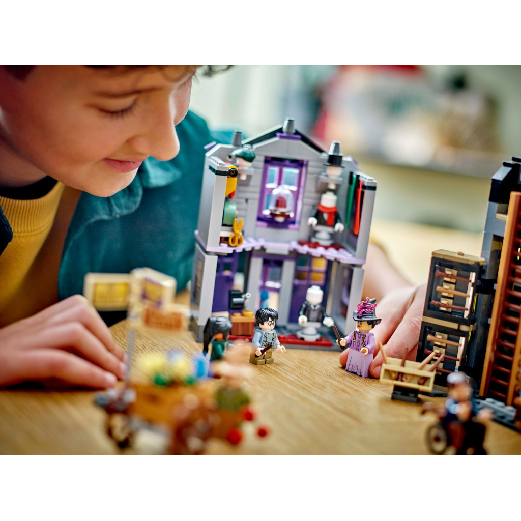 Конструктор LEGO Harry Potter Крамниці Олівандера й мантій від Мадам Малкін (76439) - фото 11 Конструктор LEGO Harry Potter Крамниці Олівандера й мантій від Мадам Малкін (76439) - фото 11