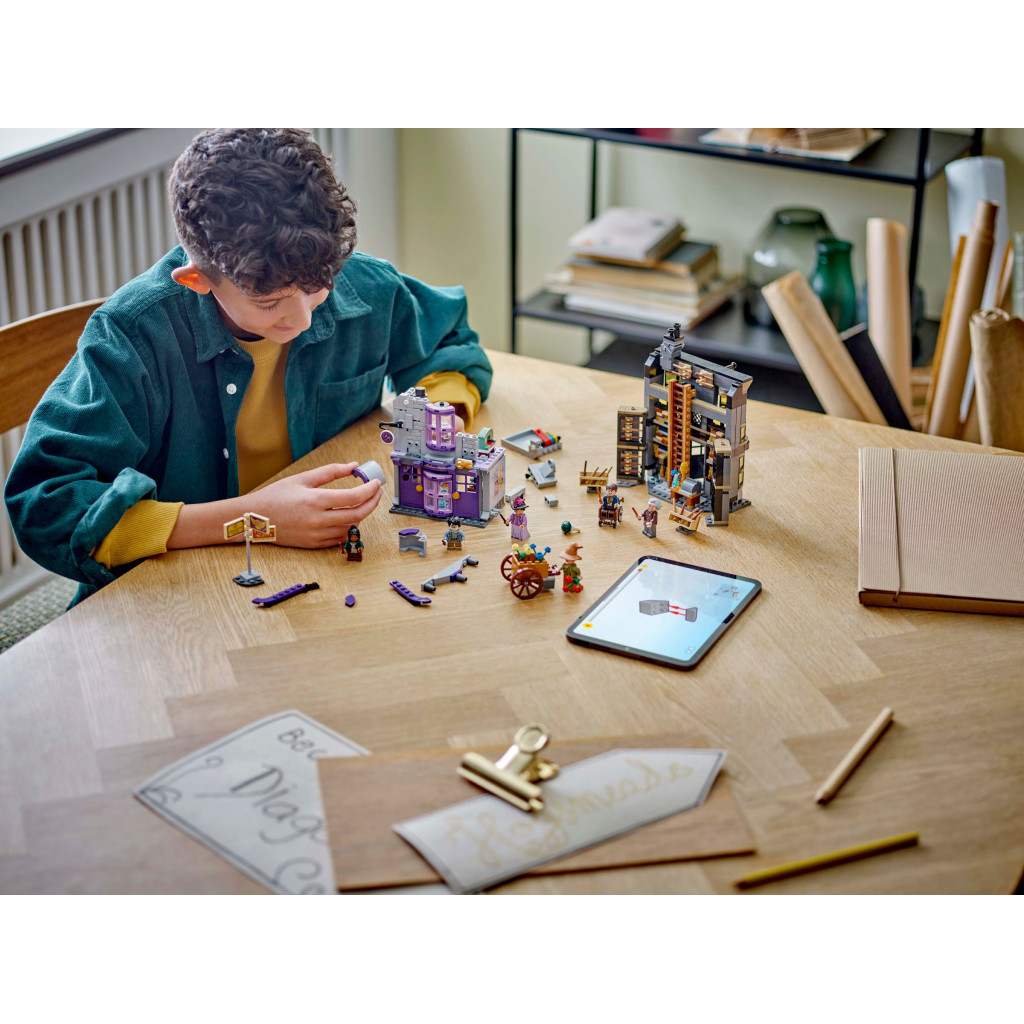 Конструктор LEGO Harry Potter Крамниці Олівандера й мантій від Мадам Малкін (76439) - фото 12 Конструктор LEGO Harry Potter Крамниці Олівандера й мантій від Мадам Малкін (76439) - фото 12