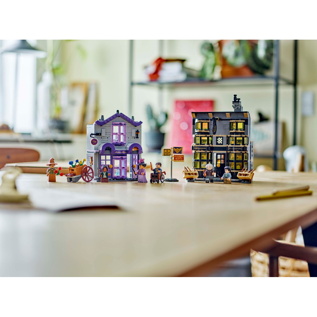 Конструктор LEGO Harry Potter Крамниці Олівандера й мантій від Мадам Малкін (76439) - фото 4 Конструктор LEGO Harry Potter Крамниці Олівандера й мантій від Мадам Малкін (76439) - фото 4