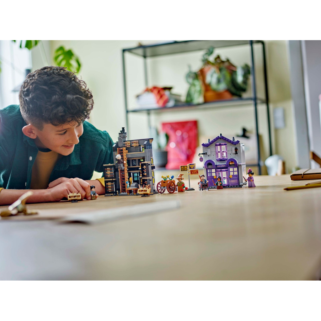 Конструктор LEGO Harry Potter Крамниці Олівандера й мантій від Мадам Малкін (76439) - фото 10 Конструктор LEGO Harry Potter Крамниці Олівандера й мантій від Мадам Малкін (76439) - фото 10