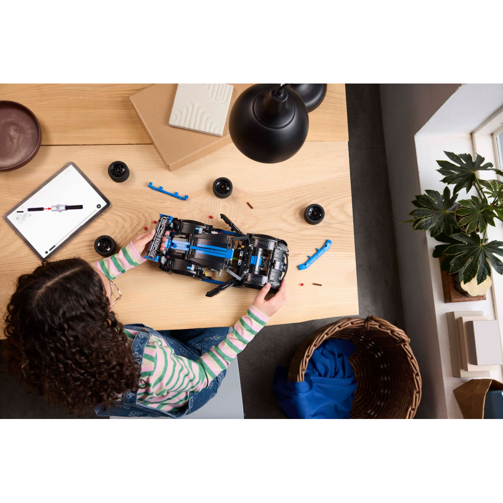 Конструктор LEGO Technic Автомобіль для перегонів Porsche GT4 e-Performance (42176) - фото 10 Конструктор LEGO Technic Автомобіль для перегонів Porsche GT4 e-Performance (42176) - фото 10