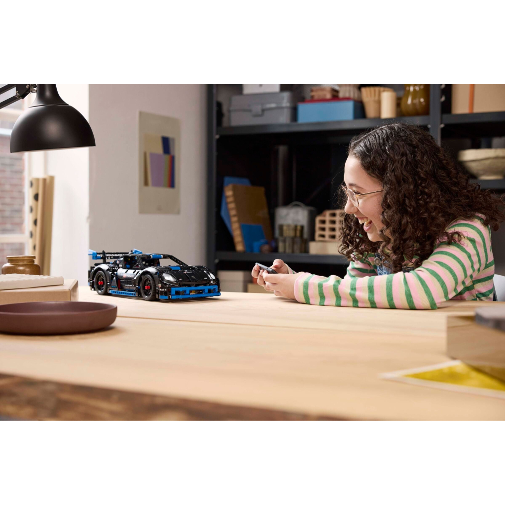 Конструктор LEGO Technic Автомобіль для перегонів Porsche GT4 e-Performance (42176) - фото 8 Конструктор LEGO Technic Автомобіль для перегонів Porsche GT4 e-Performance (42176) - фото 8