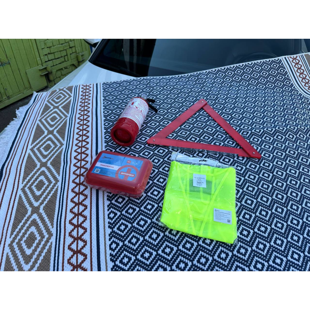 Набір техдопомоги Poputchik з вогнегасником ВП-1 "Економічний" (ВП-1+Знак+Аптечка+Жилет) (33-016-IS) - фото 2 Набір техдопомоги Poputchik з вогнегасником ВП-1 "Економічний" (ВП-1+Знак+Аптечка+Жилет) (33-016-IS) - фото 2