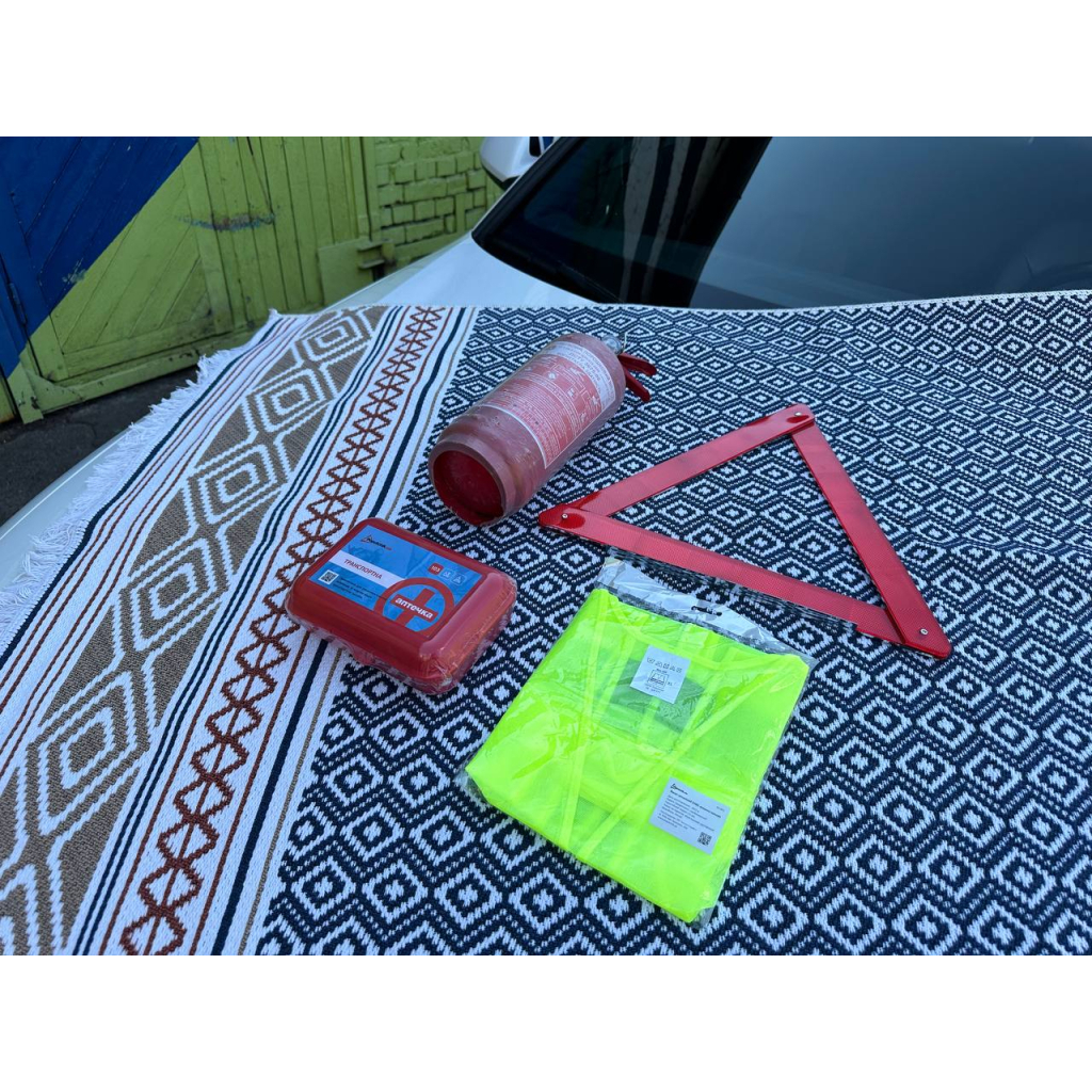 Набір техдопомоги Poputchik з вогнегасником ВП-2 "Економічний" (ВП-2+Знак+Аптечка+Жилет) (33-017-IS) - фото 2 Набір техдопомоги Poputchik з вогнегасником ВП-2 "Економічний" (ВП-2+Знак+Аптечка+Жилет) (33-017-IS) - фото 2