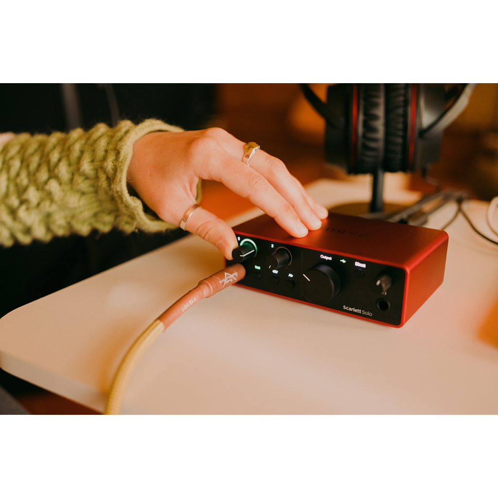 Аудіоінтерфейс Focusrite Scarlett Solo 4th Gen (234617) - фото 5 Аудіоінтерфейс Focusrite Scarlett Solo 4th Gen (234617) - фото 5