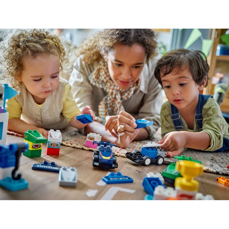 Конструктор LEGO DUPLO Town Автомобілі для перегонів і пілоти команд Формули-1 (10445) - фото 10