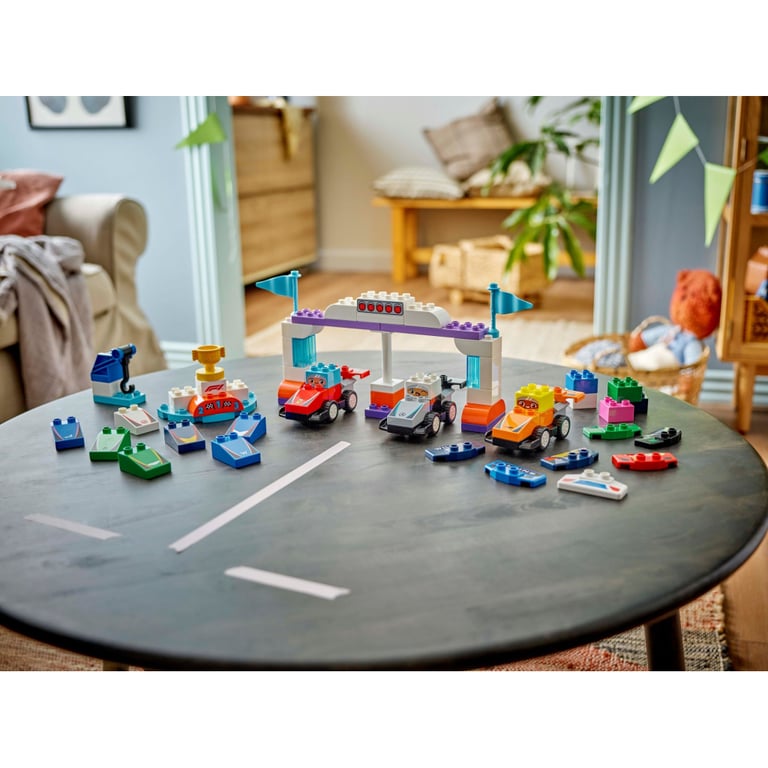 Конструктор LEGO DUPLO Town Автомобілі для перегонів і пілоти команд Формули-1 (10445) - фото 11