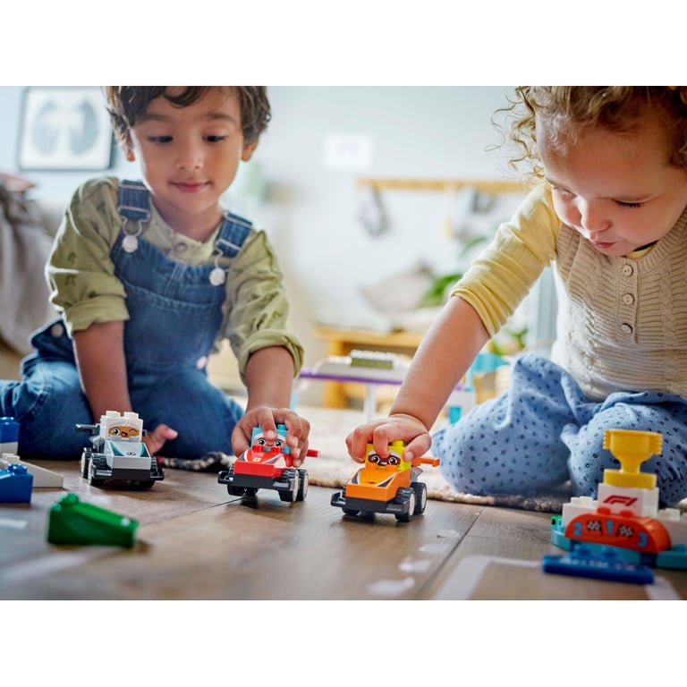 Конструктор LEGO DUPLO Town Автомобілі для перегонів і пілоти команд Формули-1 (10445) - фото 9
