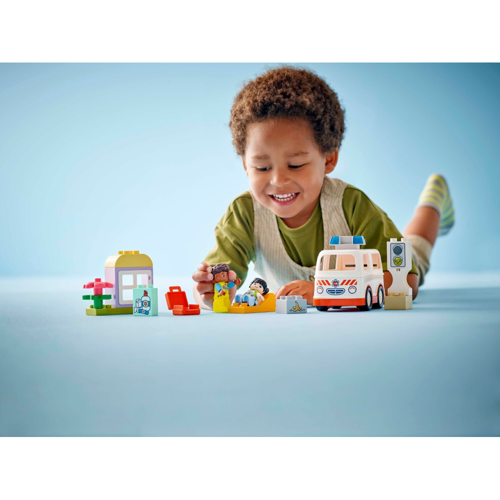 Конструктор LEGO DUPLO Town Швидка допомога та водій (10447) - фото 6 Конструктор LEGO DUPLO Town Швидка допомога та водій (10447) - фото 6