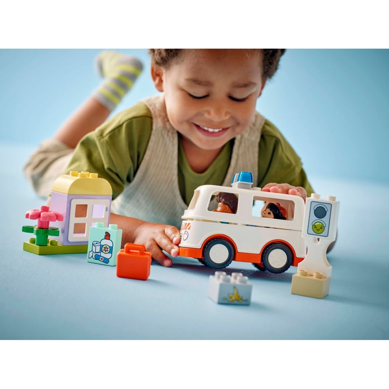 Конструктор LEGO DUPLO Town Швидка допомога та водій (10447) - фото 7