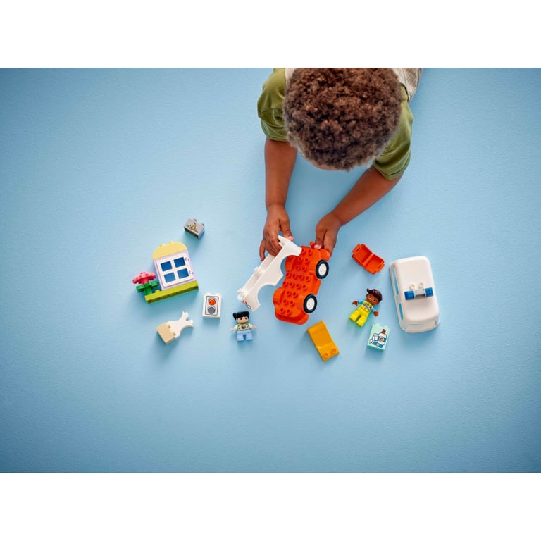 Конструктор LEGO DUPLO Town Швидка допомога та водій (10447) - фото 8