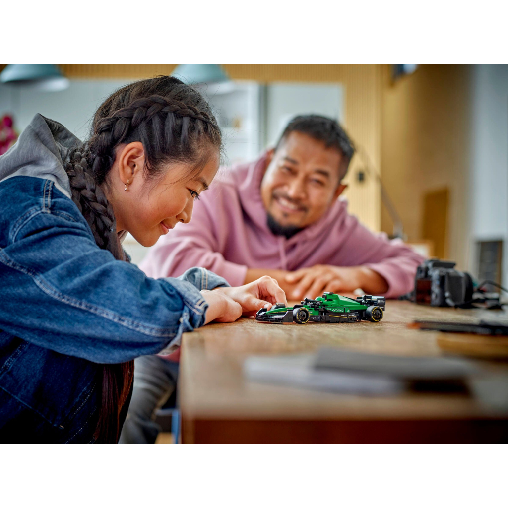 Конструктор LEGO Speed Champions Автомобіль для перегонів Aston Martin Aramco F1® AMR24 (77245) - фото 8 Конструктор LEGO Speed Champions Автомобіль для перегонів Aston Martin Aramco F1® AMR24 (77245) - фото 8