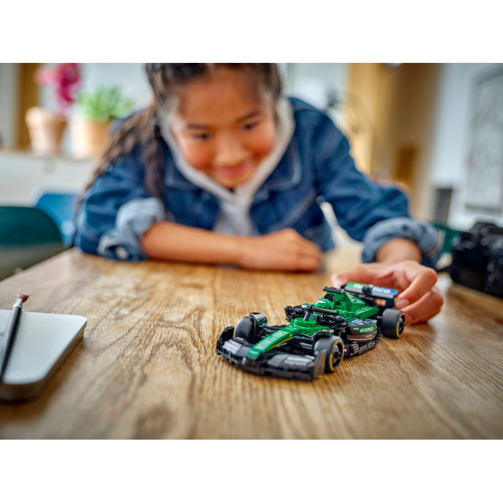 Конструктор LEGO Speed Champions Автомобіль для перегонів Aston Martin Aramco F1® AMR24 (77245) - фото 9 Конструктор LEGO Speed Champions Автомобіль для перегонів Aston Martin Aramco F1® AMR24 (77245) - фото 9