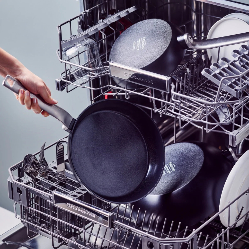 Сковорода GreenPan Evolution, 24 см з керамічним покриттям, чорна (CC006386-001) - фото 3 Сковорода GreenPan Evolution, 24 см з керамічним покриттям, чорна (CC006386-001) - фото 3