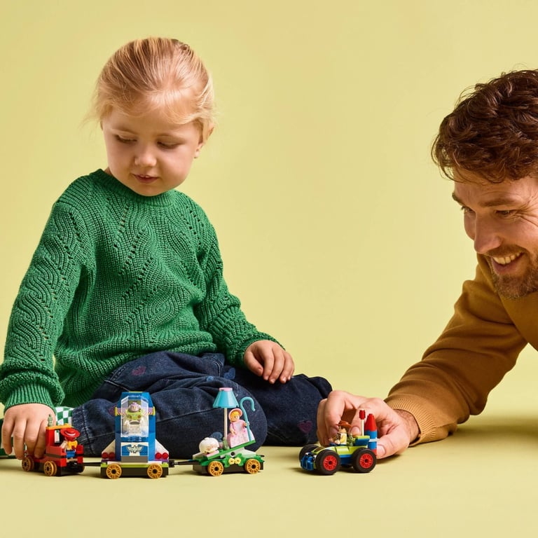 Конструктор LEGO Disney та Pixar Святкування з Історії іграшок: поїзд та авто для гонок (43264) - фото 10