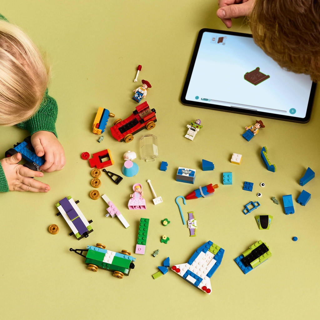 Конструктор LEGO Disney та Pixar Святкування з Історії іграшок: поїзд та авто для гонок (43264) - фото 8 Конструктор LEGO Disney та Pixar Святкування з Історії іграшок: поїзд та авто для гонок (43264) - фото 8