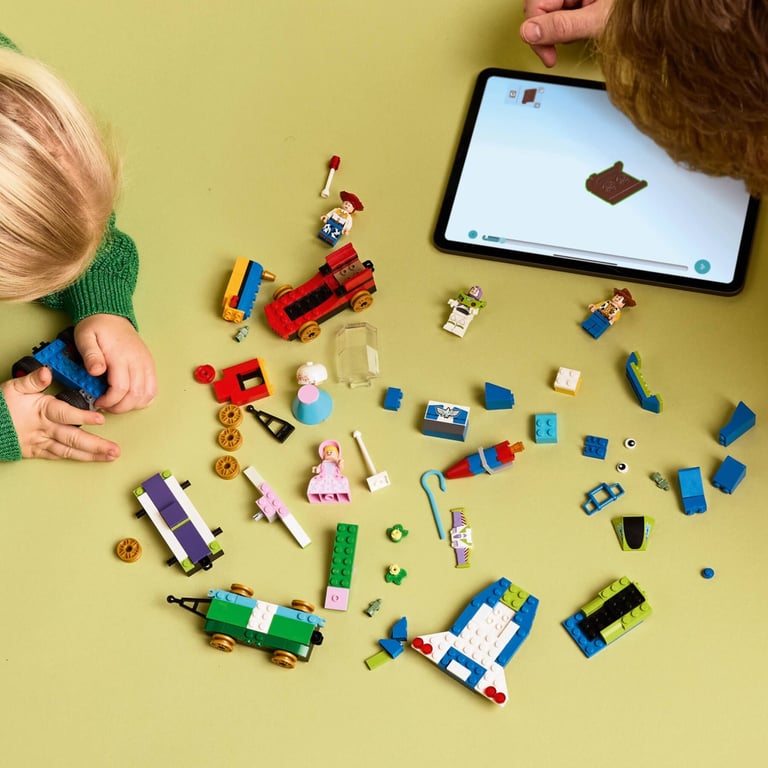 Конструктор LEGO Disney та Pixar Святкування з Історії іграшок: поїзд та авто для гонок (43264) - фото 8