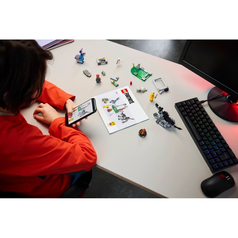 Конструктор LEGO Fortnite Табір Peely та Sparkplug (77075) - фото 10