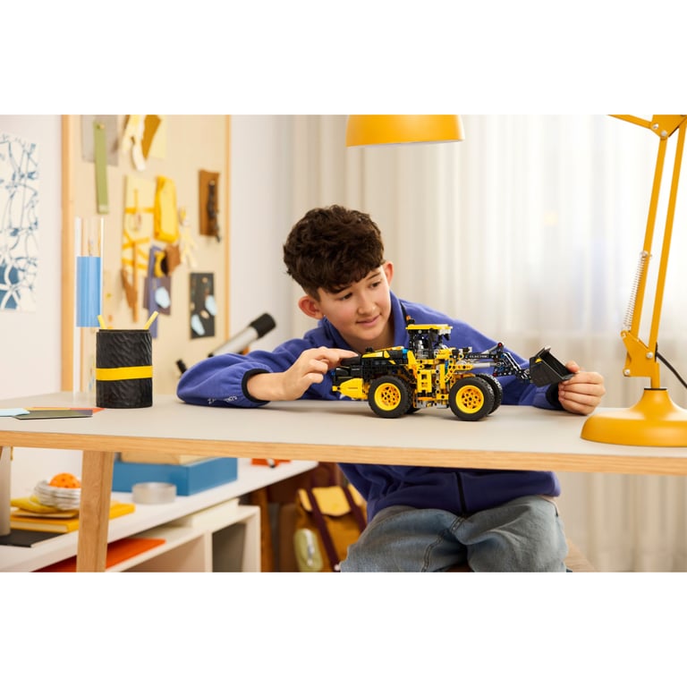 Конструктор LEGO Technic Колісний навантажувач Volvo L120 Electric (42209) - фото 11