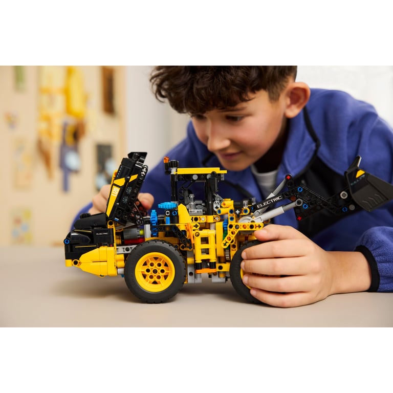 Конструктор LEGO Technic Колісний навантажувач Volvo L120 Electric (42209) - фото 12