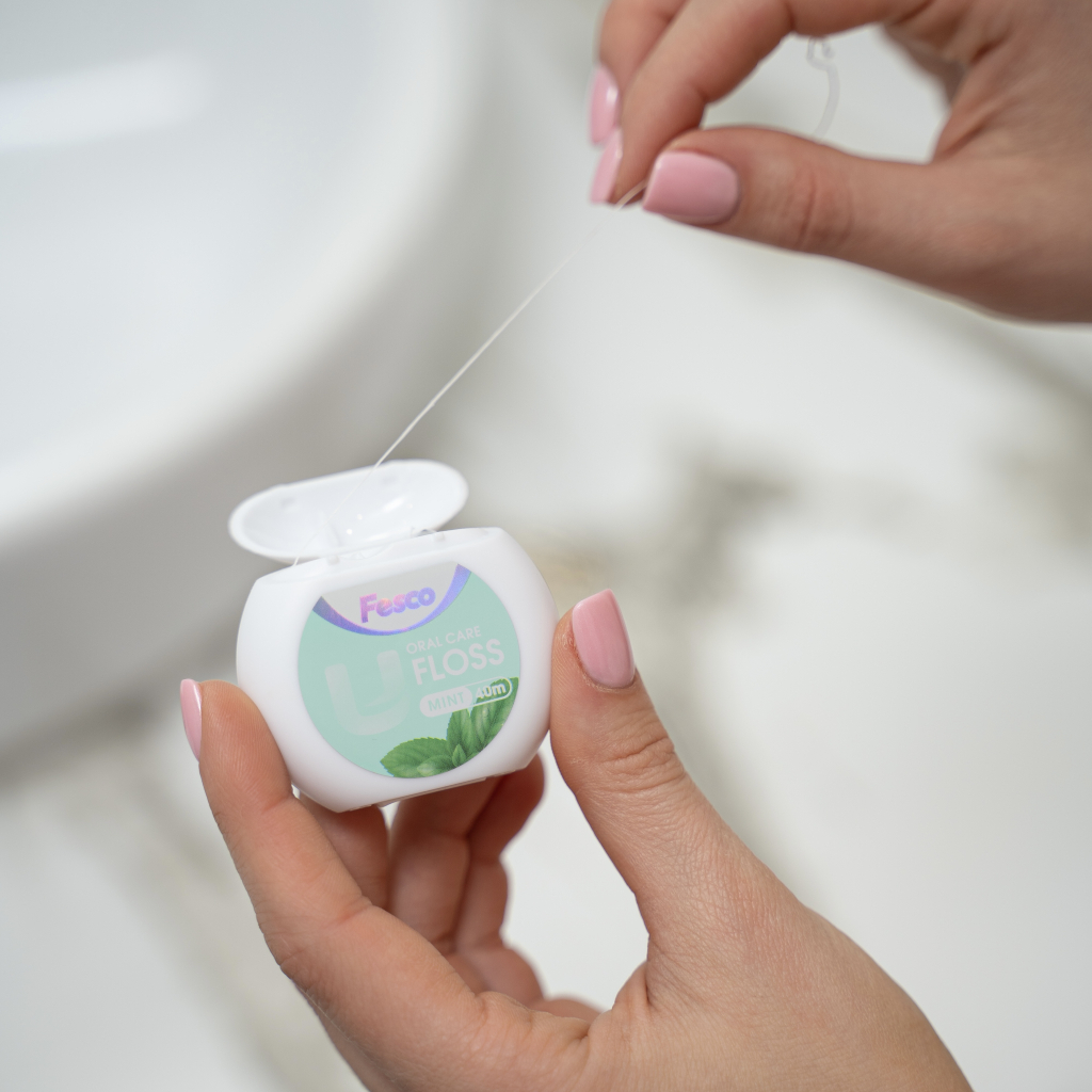 Зубна нитка Fesco Ultra Oral Care Floss Mint 40 м (4820204702427) - фото 2 Зубна нитка Fesco Ultra Oral Care Floss Mint 40 м (4820204702427) - фото 2