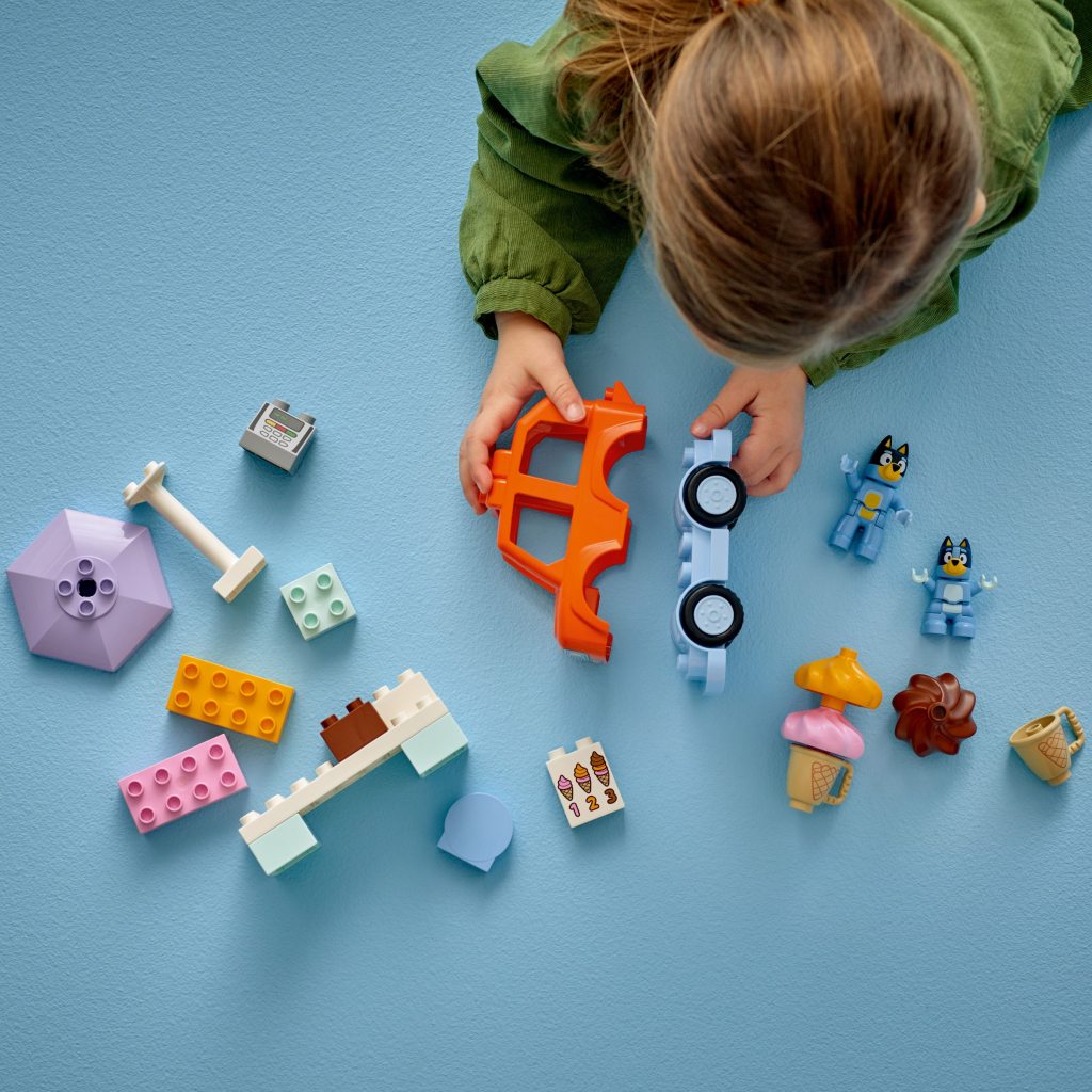 Конструктор LEGO DUPLO Bluey Подорож із морозивом із Блуї (10458) - фото 5 Конструктор LEGO DUPLO Bluey Подорож із морозивом із Блуї (10458) - фото 5