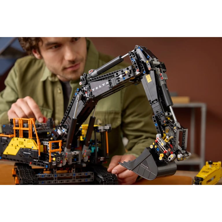 Конструктор LEGO Technic Екскаватор Volvo EC500 Hybrid (42215) - фото 7
