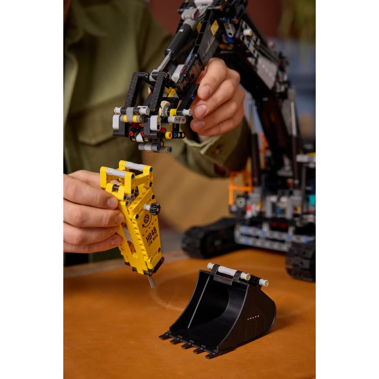 Конструктор LEGO Technic Екскаватор Volvo EC500 Hybrid (42215) - фото 8