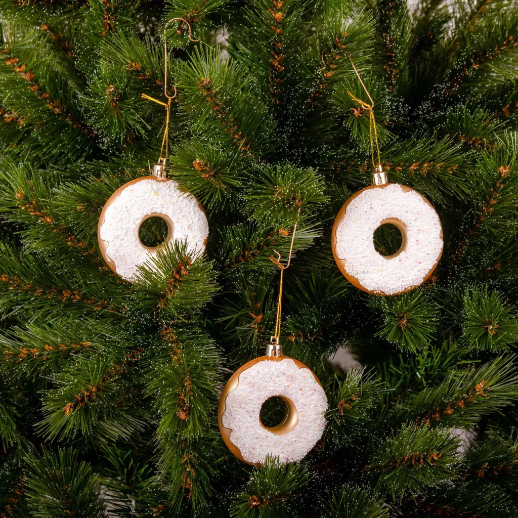 Ялинкова іграшка Chomik пластикові Пончики 3 шт, 8см, білі (5901292677169_2) - фото 3 Ялинкова іграшка Chomik пластикові Пончики 3 шт, 8см, білі (5901292677169_2) - фото 3