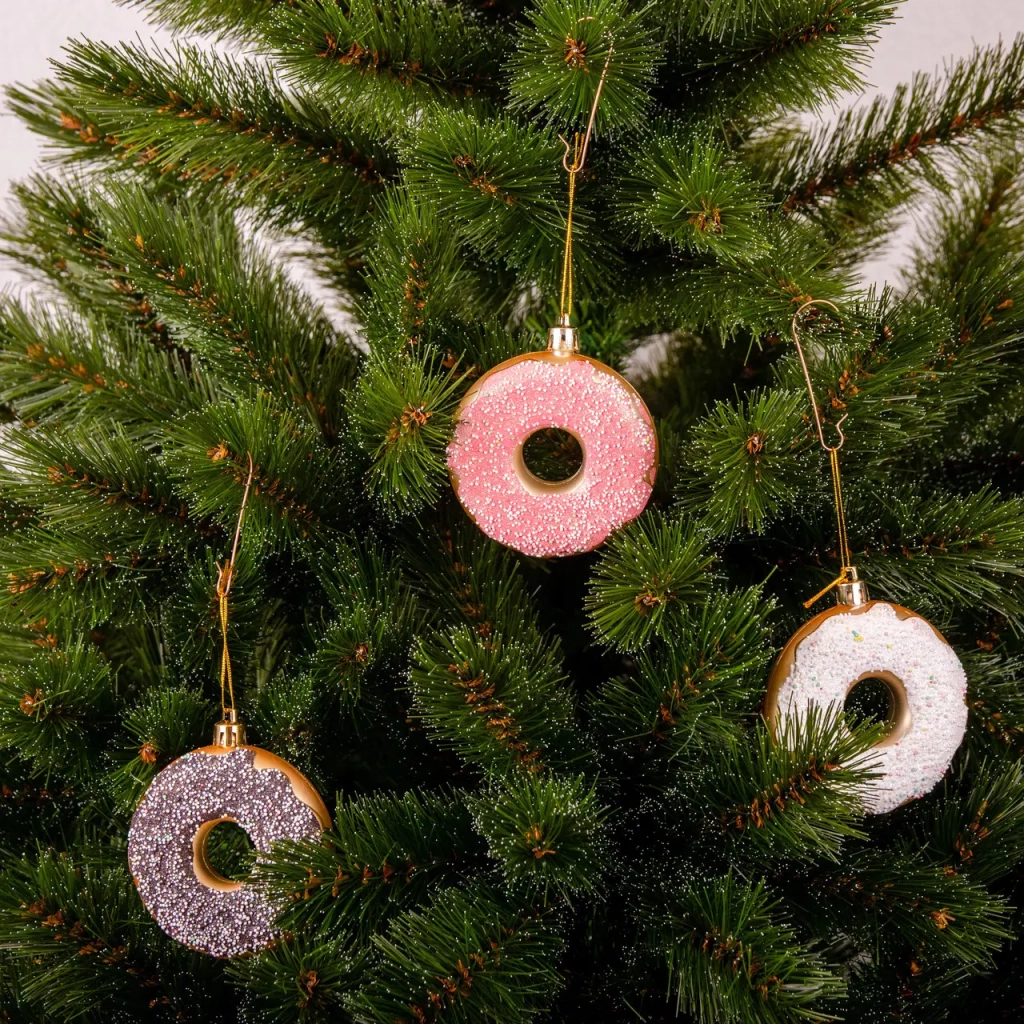 Ялинкова іграшка Chomik пластикові Пончики 3 шт, 8см, рожеві (5901292677169_3) - фото 2 Ялинкова іграшка Chomik пластикові Пончики 3 шт, 8см, рожеві (5901292677169_3) - фото 2