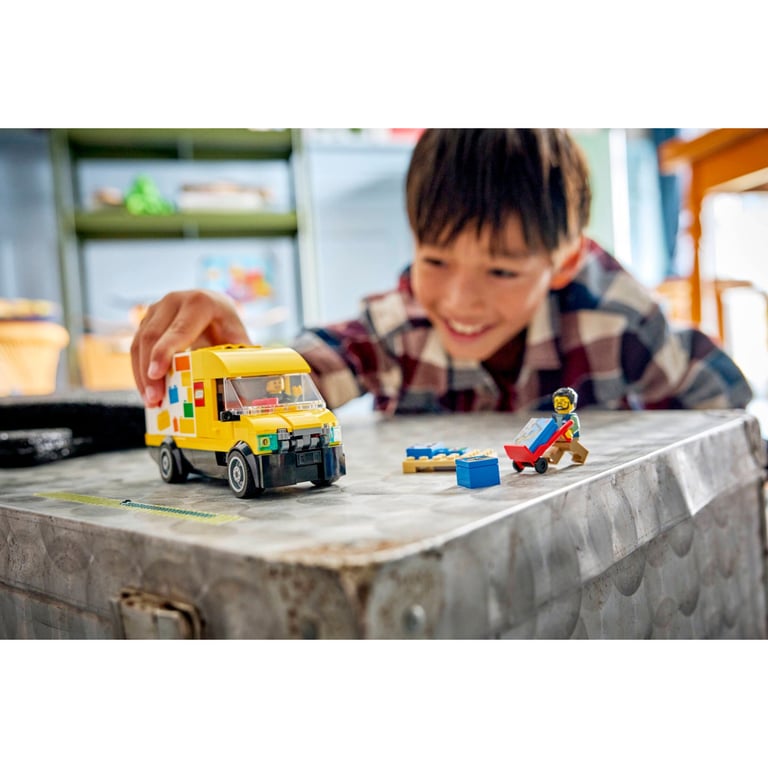 Конструктор LEGO City Фургон LEGO (60500) - фото 10