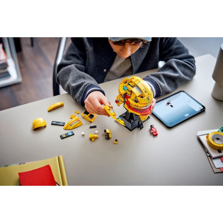 Конструктор LEGO Editions Formula 1 Шолом Льюїса Гамільтона з команди Scuderia Ferrari HP (43022-) - фото 9