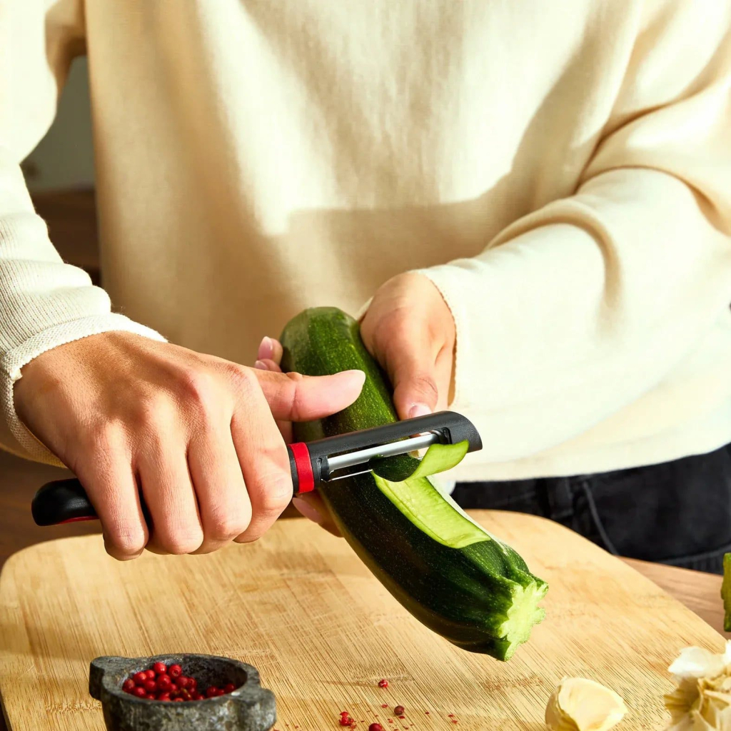 Овочечистка Tefal Ingenio+ вертикальна 17.3 см червоно-чорний (K1992034) - фото 3 Овочечистка Tefal Ingenio+ вертикальна 17.3 см червоно-чорний (K1992034) - фото 3